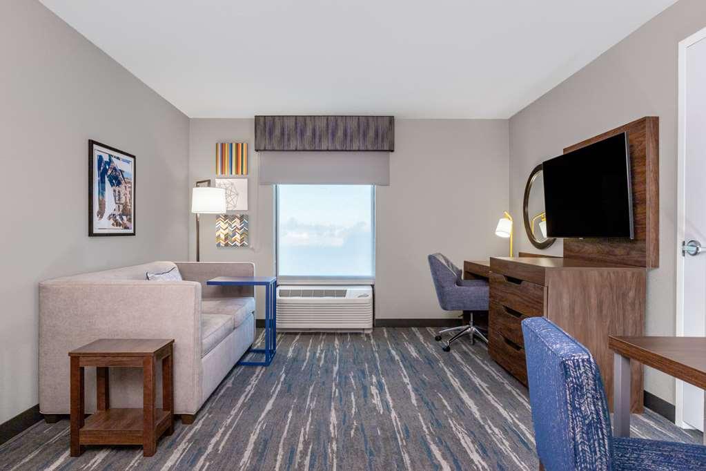 Hampton & Hotel