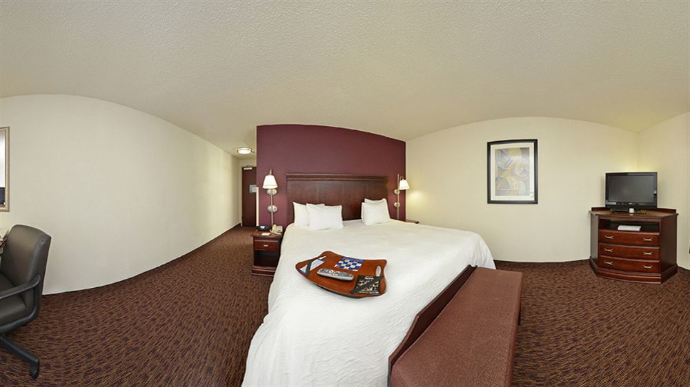 Hampton & Hotel